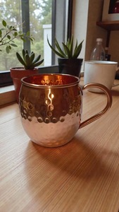 Grande tasse à eau contemporaine en cuivre martelé |   Ustensile de rangement portable pour usage domestique - Product Image 6