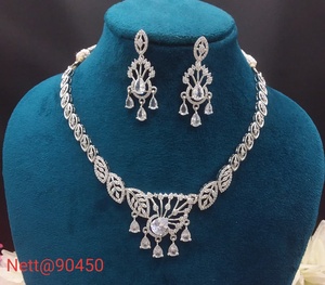 Ensemble collier et boucles d'oreilles en cristal plaqué argent avec pierres taillées en forme de poire, design végétal classique pour femmes, bijoux de mariage - Product Image 1