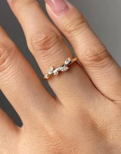Bague minimaliste en or massif 14 carats avec diamant taille marquise et motif feuille d'arbre inspiré de la nature, bijou raffiné pour fiançailles, pour petite amie - Product Image 1