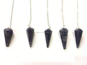 Pendule en Iolite sculpté et poli à la main |   Outil de radiesthésie en pierres précieuses Feng Shui |   Décoration d'intérieur, pendentif en forme de cœur |   Fournisseur en gros - Product Image 4