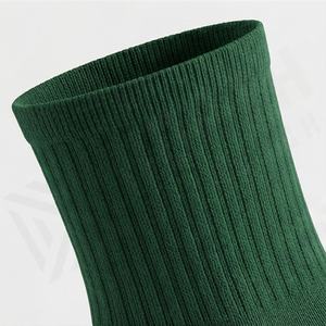 ถุงเท้ากีฬาแบบสวมใส่สบายสำหรับทุกเพศ ผลิตจากผ้าฝ้ายหวีอย่างดี ระบายอากาศได้ดี นุ่ม ทนทาน เหมาะสำหรับออกกำลังกาย วิ่ง เล่นกีฬา หรือใส่ลำลอง สามารถเลือกสีได้ตามต้องการ - Product Image 4