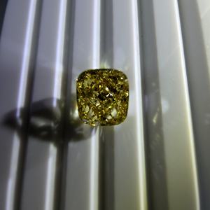 Diamante cultivado en laboratorio de 4 quilates con corte brillante modificado tipo cojín, color amarillo intenso, certificado por IGI, VS1, diamante suelto para la elaboración de joyas. - Product Image 4
