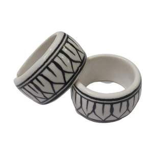 Anneaux de serviette de Pâques fins fabriqués à la main sur mesure Décoration de table en bois unique Cadeaux de Pâques uniques et écologiques - Product Image 4