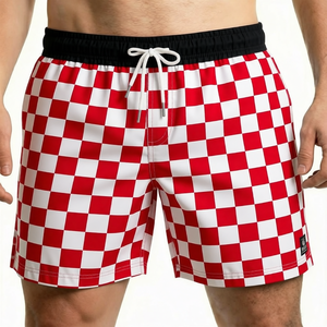 Shorts de bain décontractés pour hommes à carreaux rouges et blancs, taille mi-haute avec cordon de serrage, 100 % polyester, tissu tissé à séchage rapide - Product Image 1