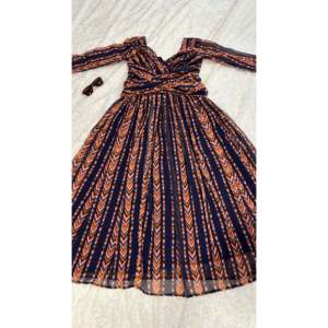 Robe de soirée à imprimé numérique de créateur, tenue de soirée élégante - Product Image 2
