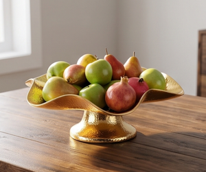 Bol en métal doré martelé fait main avec bord ondulé, design élégant et poli, idéal pour servir des aliments lors de fêtes, centre de table décoratif - Product Image 4