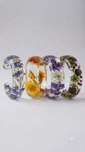 Brazalete de resina transparente con flores secas amarillas y naranjas, brazalete ancho de acrílico para mujer - Product Image 3
