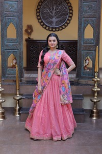 Lehenga Choli con Estampado Floral Rosa, Ropa Étnica Tradicional para Mujer, para Fiestas o Uso Casual, Elástica, COSMOS SILK, Bordado con Lentejuelas Zari - Product Image 5