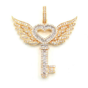 Colgante de Corazón con Alas Personalizado en Plata de Ley 925 con Engaste de Diamante Moissanite de Primera Calidad - Product Image 1