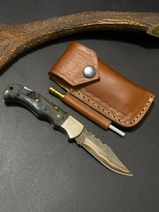 Cuchillo de bolsillo plegable hecho a mano de acero de Damasco con punta de gota, grado industrial, 3 años de garantía, mango de resina, funda de cuero - Product Image 3