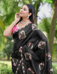 Sari en soie haut de gamme pour occasions spéciales avec broderie florale et pièce de chemisier de créateur - Product Image 1