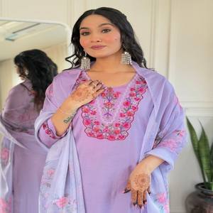 Conjunto de Kurta y Pantalón Bordado VASTRA COTTAGE con Dupatta de Organza con Borde de Encaje, Traje Étnico para Fiestas para Mujer - Product Image 2