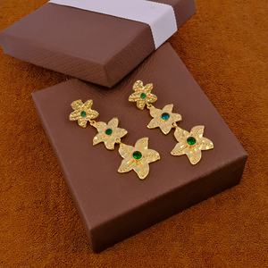 Boucles d'oreilles tendance en quartz émeraude, triple étoile de mer, boucles d'oreilles à clous pour femmes, fabrication artisanale, laiton plaqué or - Product Image 5