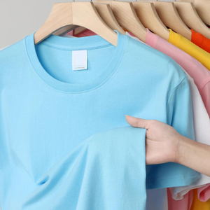 เสื้อยืดเปล่าเนื้อผ้าโพลีเอสเตอร์/คอตตอน 220gsm ผลิตในจีน คุณภาพสูง สกรีนโลโก้ได้ตามต้องการ เสื้อยืดลำลอง ขายส่ง แห้งเร็ว ระบายอากาศได้ดี - Product Image 2