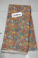 Tissu en mousseline de polyester imprimé numérique à motifs floraux, léger et doux, idéal pour les saris, les costumes, les robes et les kurtis de créateurs (vente en gros)