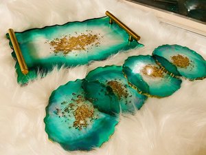 Ensemble de sous-verres de luxe en résine agate vert émeraude avec support, bordure dorée, motif géode, pour décoration de table de mariage - Product Image 1