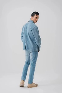 Blousons en jean pour hommes de haute qualité, couleur personnalisée, style urbain, antibactériens, coupe-vent, écologiques, avec logo sur le devant - Product Image 3