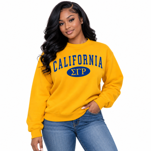 Sudadera de cuello redondo para mujer, color amarillo dorado, con estampado de letras California en azul real y símbolo griego ovalado, manga larga - Product Image 1