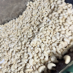 ขายส่งเม็ดมะม่วงหิมพานต์คุณภาพสูง เม็ดมะม่วงหิมพานต์ออร์แกนิกแบบเต็มเมล็ด W320 W210 มะม่วงหิมพานต์ซานติโก ส่งออกไปยังเอเชีย ยุโรป และตะวันออกกลาง - Product Image 1