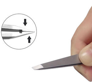 Pince à épiler RMI Angle Point Silver Matt en acier inoxydable et 1 boîte en acrylique pour le rangement, ensemble de pinces à épiler - Product Image 2