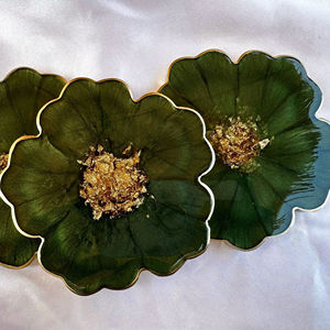 ที่รองแก้วเรซิ่นรูปทรงดอกไม้สีเขียว ประดับด้วยลายทอง สำหรับโต๊ะกาแฟ โต๊ะอาหาร ของตกแต่งบ้าน และของขวัญจากอินเดีย - Product Image 1