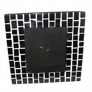 Cadre photo décoratif de luxe en résine, mosaïque noire et blanche artisanale, incrustation d'os, pour bureau ou table. - Product Image 1