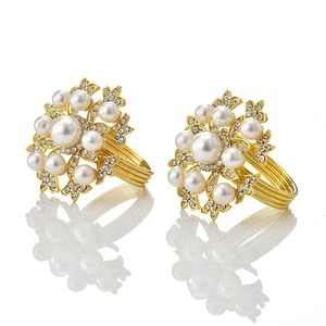 Elegantes Anillos para Servilletas con Diseño Floral Dorado y Perlas, Juego de 4 para una Cena Sofisticada, Porta Servilletas de Metal Dorado de Lujo con Forma de Flor - Product Image 3