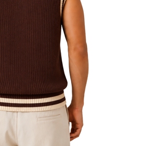 Gilet pull sans manches en maille pour homme, col en V, léger, décontracté, avec rayures contrastantes crème et marron chocolat, personnalisable avec logo - Product Image 5
