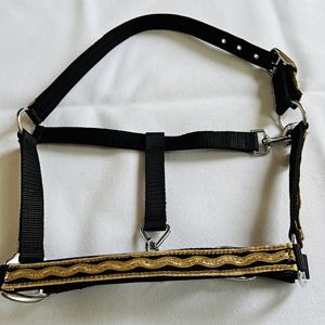 Harnais de cheval en nylon durable et confortable, avec garniture décorative dorée, muserolle réglable, pour l'entraînement et l'utilisation en écurie - Product Image 2