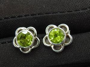 Boucles d'oreilles clous en péridot facetté cabochon, argent sterling 925, forme de fleur tendance, sertissage en canal, bijoux fins uniques, cadeau pour - Product Image 2