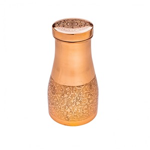 Carafe à boisson décorative en cuivre au design moderne avec poignée en laiton, pichet à eau en cuivre très vendu, carafe métallique pour la maison - Product Image 1