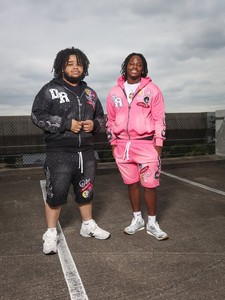 Ensemble de survêtement homme rose et noir personnalisé en molleton épais avec sweat à capuche zippé et short assorti – Tenue streetwear - Product Image 1
