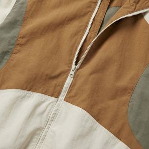 Chaqueta deportiva con cremallera frontal en bloques de color camel, caqui y crema — Cortavientos retro unisex con paneles en contraste |   Marca Privada OEM/ODM - Product Image 5