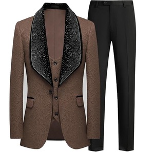 Costume de smoking rose jacquard floral avec broderies et sequins, imprimé, orné de pierres, ensemble 3 pièces pour homme, idéal pour mariage ou cérémonie - Product Image 3