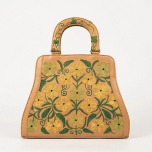 Bolso de mano con bordado Crewel de Cachemira — Cuero color canela con flora amarilla y verde - Product Image 2