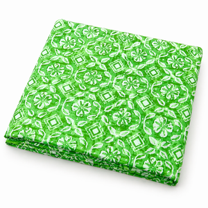 Tela Popelina de Algodón con Estampado Floral Verde, Ecológica, Absorbente de Humedad, Transpirable y Ligera - Product Image 1