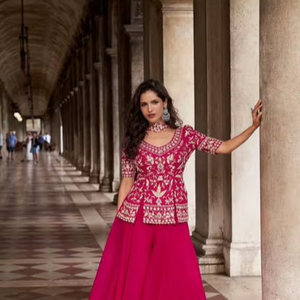 Conjunto de 3 Piezas de Diseño Indo-Occidental en Organza de Seda, para Fiestas, con Hermoso Bordado, Top y Pantalones Palazzo con Dupatta - Product Image 1