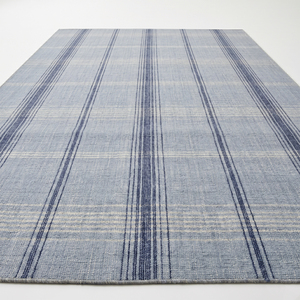 Tapis antidérapant DECORDEC en laine tissée plate, gris ardoise et bleu marine, à motif écossais moderne, pour salon, chambre et intérieurs d'hôtel - Product Image 2