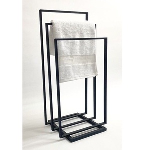 Porte-serviettes autoportant moderne en métal noir à double support, organisateur de salle de bain, structure minimaliste et peu encombrante - Product Image 1