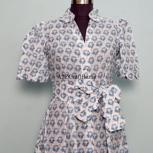 Robe midi florale Kangura pour femme, 100 % coton écologique, style Kangura, col en V, manches courtes, boutons décoratifs, lavable. - Product Image 4