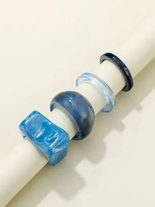 Bracelets et joncs en résine pour femmes, design couronne classique fait main, bijoux en résine époxy de H a CRAFT pour anniversaire - Product Image 1