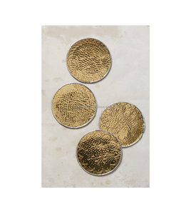 Ensemble de sous-verres en métal finition laiton avec gravure florale royale pour élever l'esthétique de la table de la maison de la fête de mariage - Product Image 1