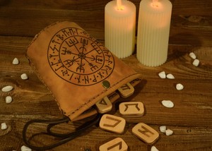 Juego de Piedras Rúnicas para Adivinación con Tapete de Cuero Premium, Símbolos Futhark Nórdicos Antiguos para Predecir el Futuro - Product Image 4
