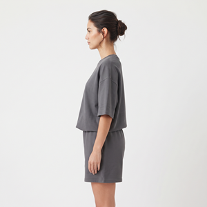 Conjunto de dos piezas de diseño personalizado para mujer, camiseta extragrande y pantalones cortos, estilo casual y moderno. - Product Image 3