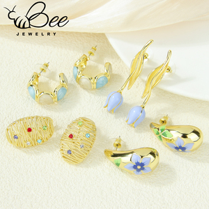 Élégance Française : Boucles d'oreilles pendantes Tulipe plaquées or 14 carats, clous d'oreilles bohèmes irréguliers en cristal goutte d'eau pour la vente en gros - Product Image 5