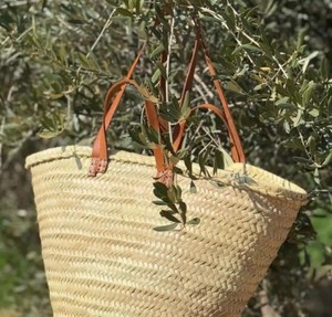 Panier en paille marocain fait main avec poignées en cuir - Product Image 1