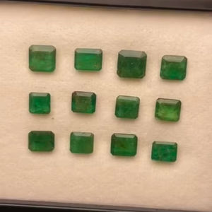 มรกตธรรมชาติทรงเหลี่ยมจากแซมเบีย 12 เม็ด คุณภาพเกรด AAA ความเงางามเยี่ยม สีเขียวสวยงาม ขัดและเจียระไนอย่างสมบูรณ์แบบ - Product Image 6