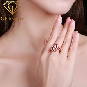 แหวนทองคำขาว 18K ประดับทับทิมสีแดงเลือดนกสังเคราะห์ทรงบิดเกลียว พร้อมเพชรประดับ แหวนหรูหราสำหรับผู้หญิง - Product Image 4