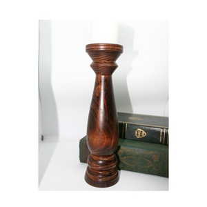Porte-bougie en bois artisanal pour une décoration élégante de la maison, offrant un charme intemporel et une ambiance chaleureuse pour les espaces de vie. - Product Image 1
