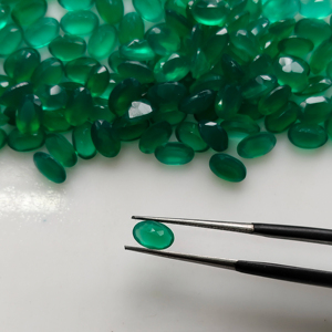 พลอยออนิกซ์สีเขียวธรรมชาติ รูปไข่ขนาด 7x5 มม. คุณภาพดีที่สุด พลอยหลวมที่ได้รับการรับรองสำหรับทำเครื่องประดับ จากร้านเรดเมาน์เทน เจมส์ - Product Image 6